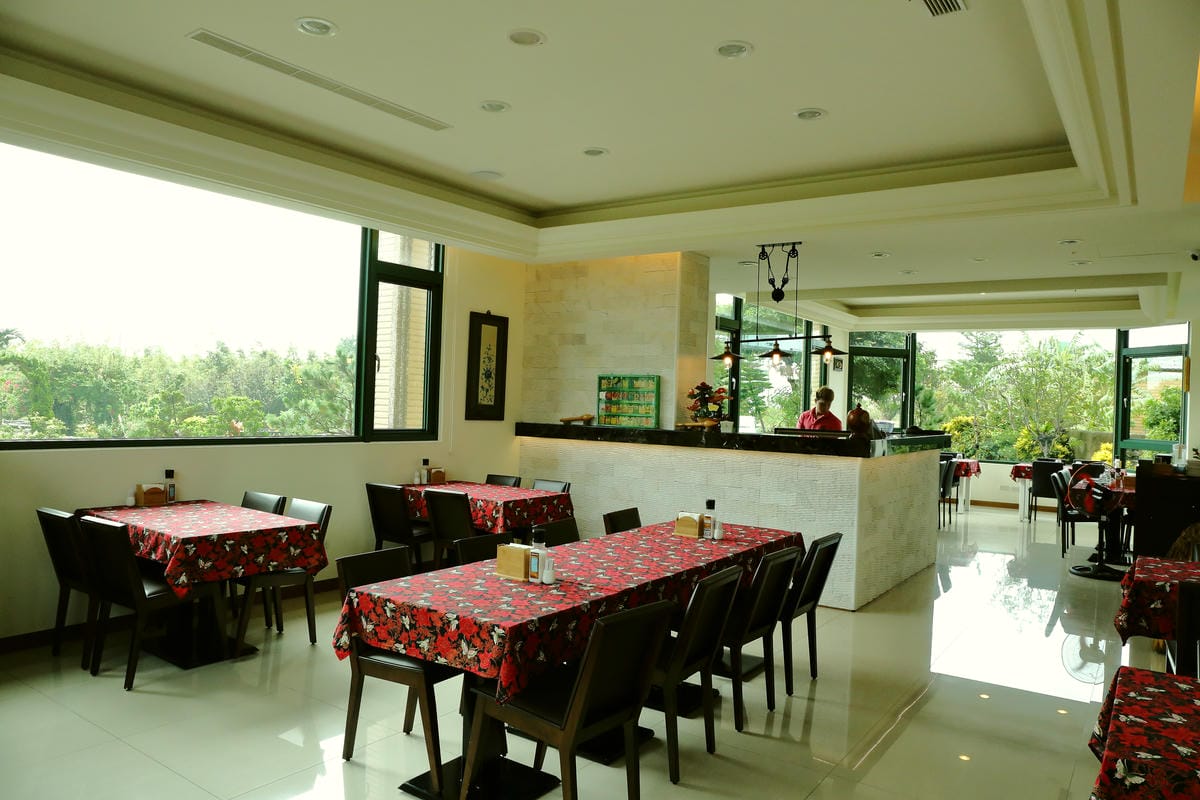 【食。新北三芝】樂岩庭園西餐～​48盎司厚5公分超大牛排等你來挑戰，大食客美食推薦，食量小者勿試！