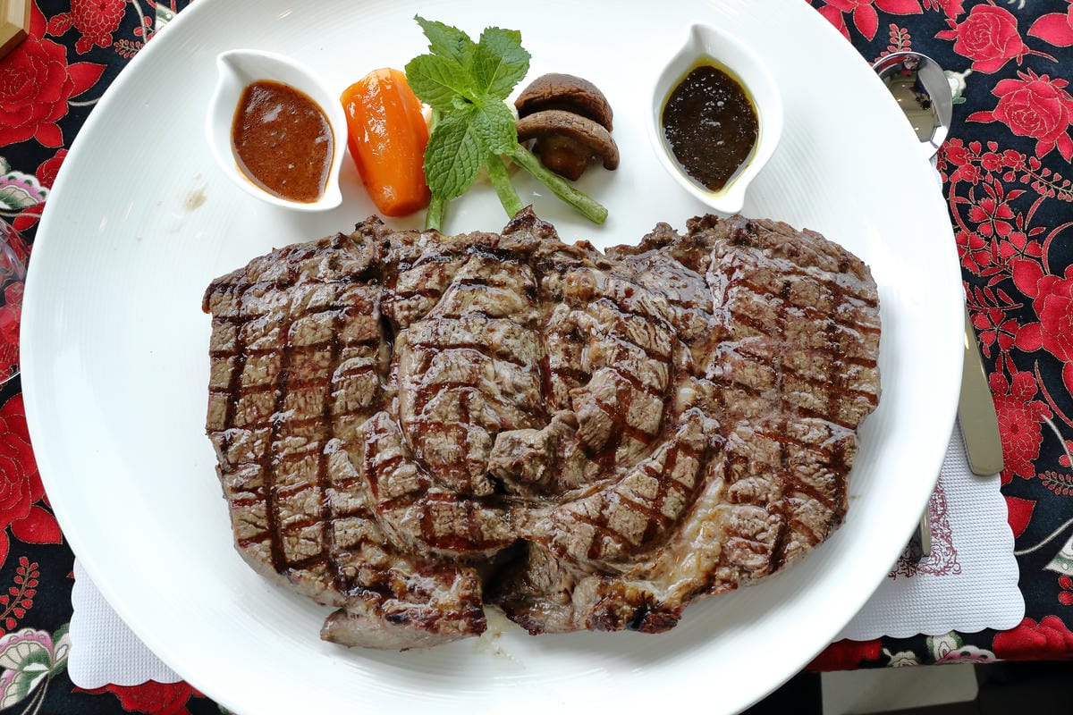 【食。新北三芝】樂岩庭園西餐～​48盎司厚5公分超大牛排等你來挑戰，大食客美食推薦，食量小者勿試！