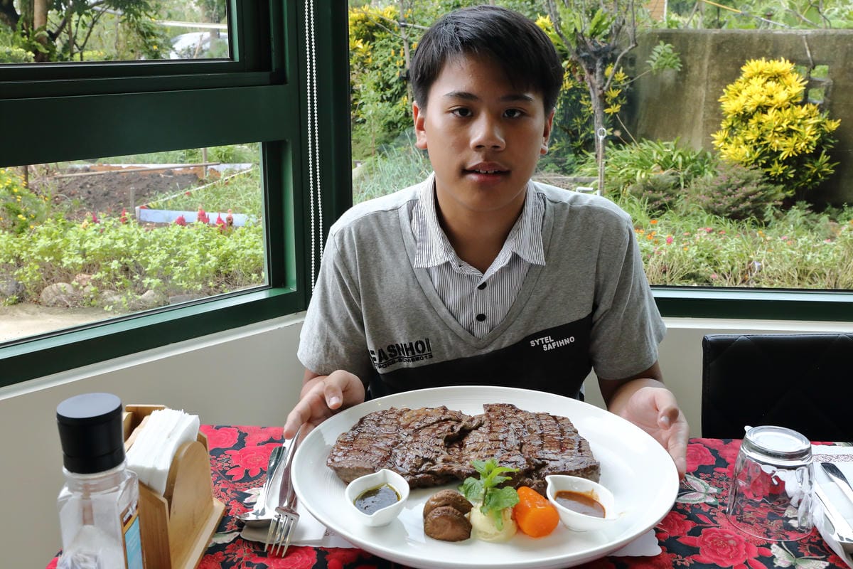 【食。新北三芝】樂岩庭園西餐～​48盎司厚5公分超大牛排等你來挑戰，大食客美食推薦，食量小者勿試！