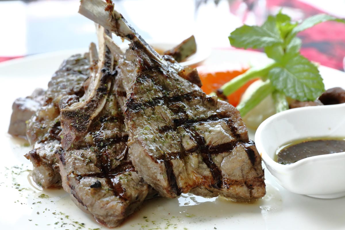 【食。新北三芝】樂岩庭園西餐～​48盎司厚5公分超大牛排等你來挑戰，大食客美食推薦，食量小者勿試！