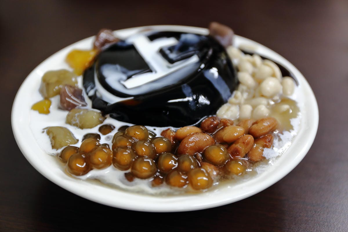 【食。中壢】上輝燒仙草行～夏天的冰涼好滋味，在地人推薦的滑嫩仙草凍，古溜啊古溜～