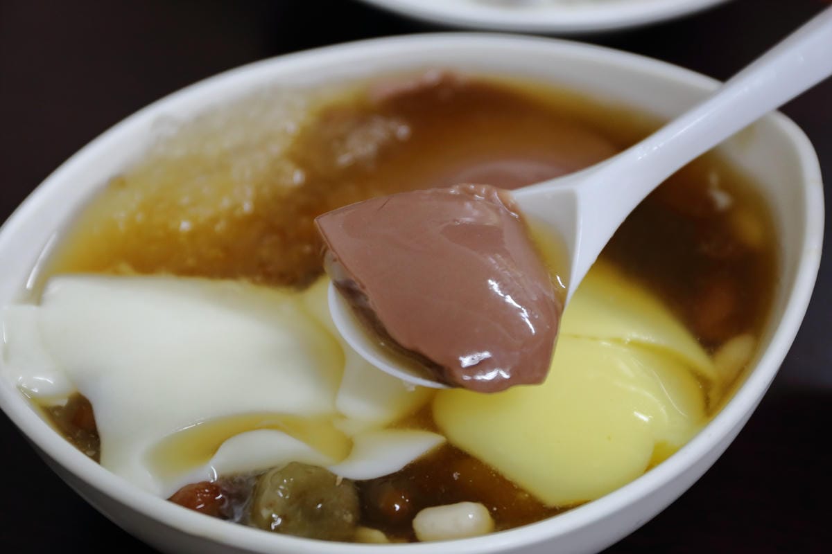 【食。中壢】上輝燒仙草行～夏天的冰涼好滋味，在地人推薦的滑嫩仙草凍，古溜啊古溜～