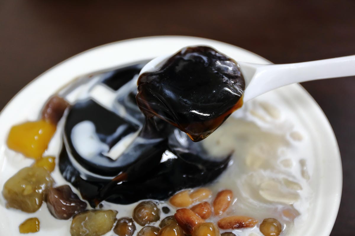 【食。中壢】上輝燒仙草行～夏天的冰涼好滋味，在地人推薦的滑嫩仙草凍，古溜啊古溜～