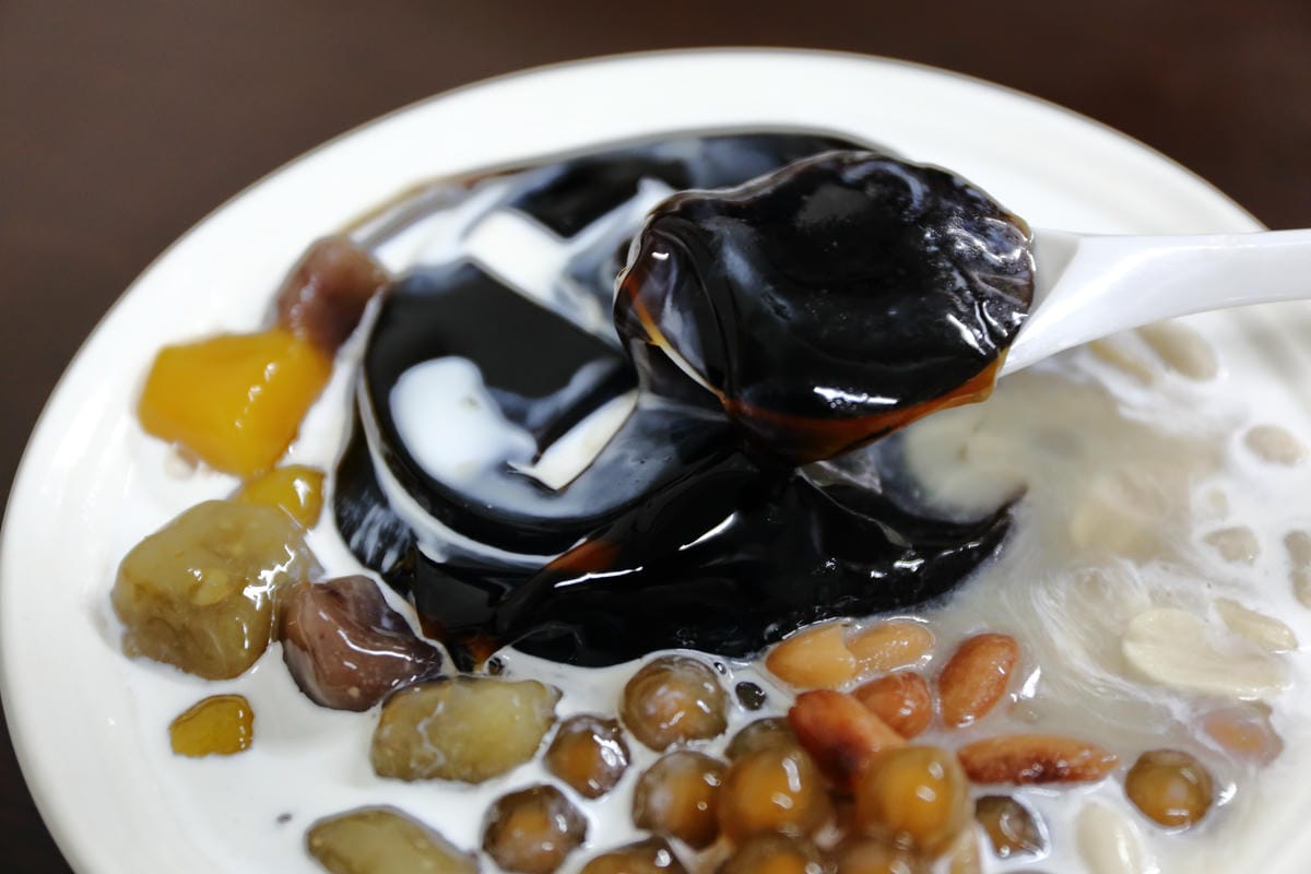 【食。中壢】上輝燒仙草行～夏天的冰涼好滋味，在地人推薦的滑嫩仙草凍，古溜啊古溜～