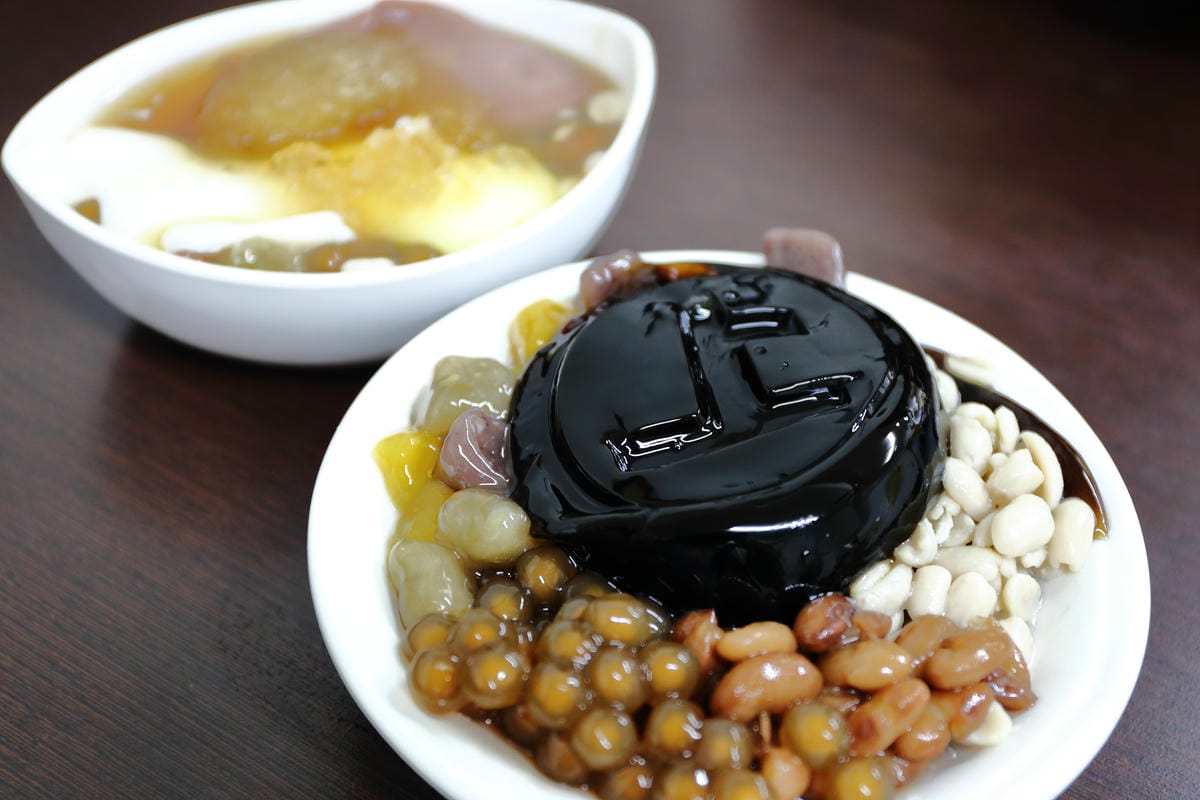 【食。中壢】上輝燒仙草行～夏天的冰涼好滋味，在地人推薦的滑嫩仙草凍，古溜啊古溜～