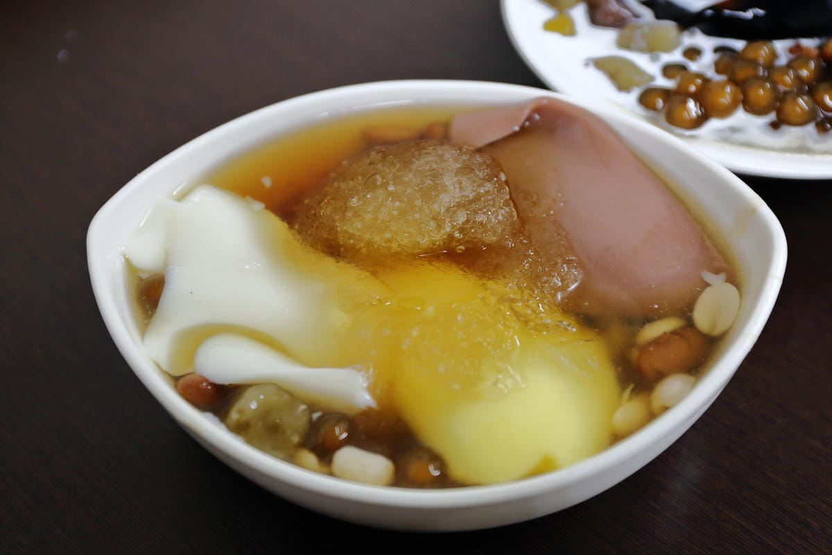 【食。中壢】上輝燒仙草行～夏天的冰涼好滋味，在地人推薦的滑嫩仙草凍，古溜啊古溜～