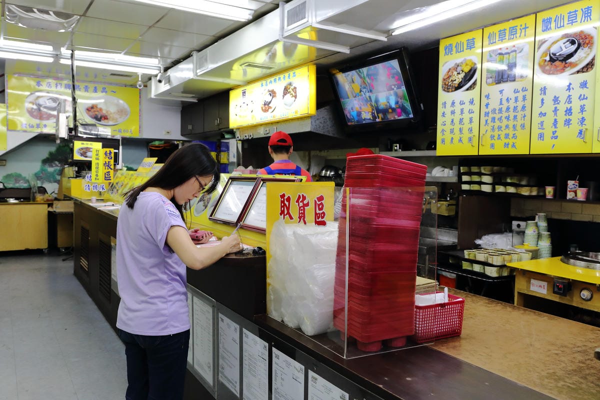 【食。中壢】上輝燒仙草行～夏天的冰涼好滋味，在地人推薦的滑嫩仙草凍，古溜啊古溜～