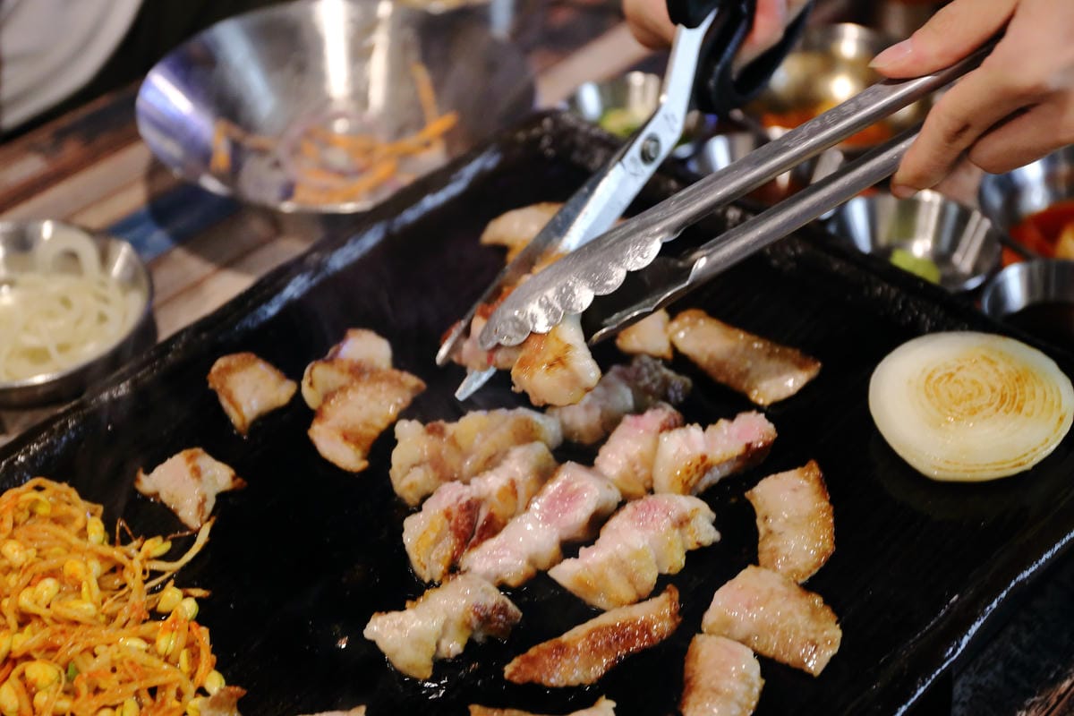 【食。台北】咚咚家dondonga韓式豬肉專賣 – 돈돈가～東區韓式烤肉專門店，鐵板上的滋滋聲，痛快吃肉吧！