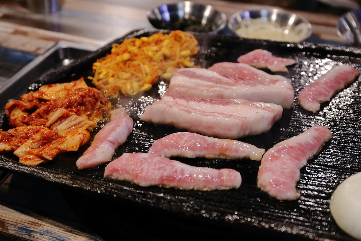 【食。台北】咚咚家dondonga韓式豬肉專賣 – 돈돈가～東區韓式烤肉專門店，鐵板上的滋滋聲，痛快吃肉吧！