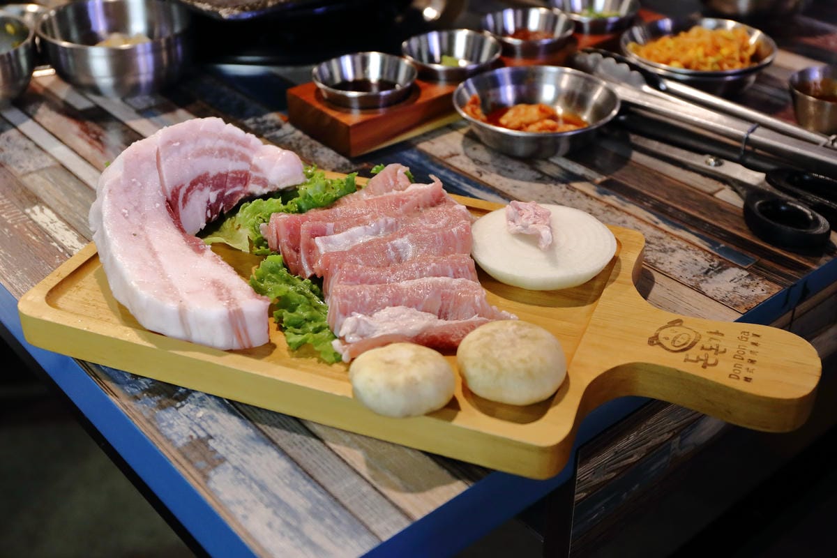 【食。台北】咚咚家dondonga韓式豬肉專賣 – 돈돈가～東區韓式烤肉專門店，鐵板上的滋滋聲，痛快吃肉吧！