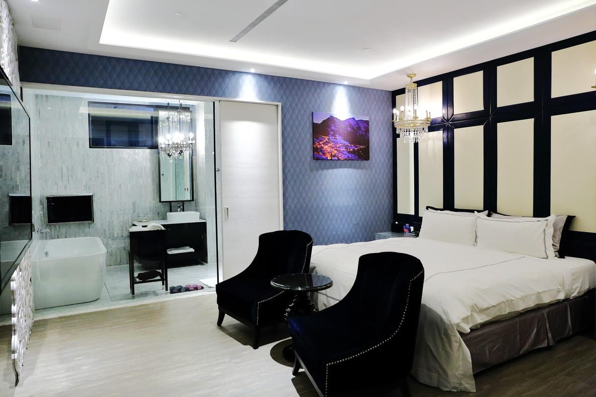 【宿。台中】芭蕾城市渡假旅店 VillaBallet～​台中住宿推薦。新穎時尚主題房型設計，宛如置身異國享受著異國的風情，趕快預約美好假期！