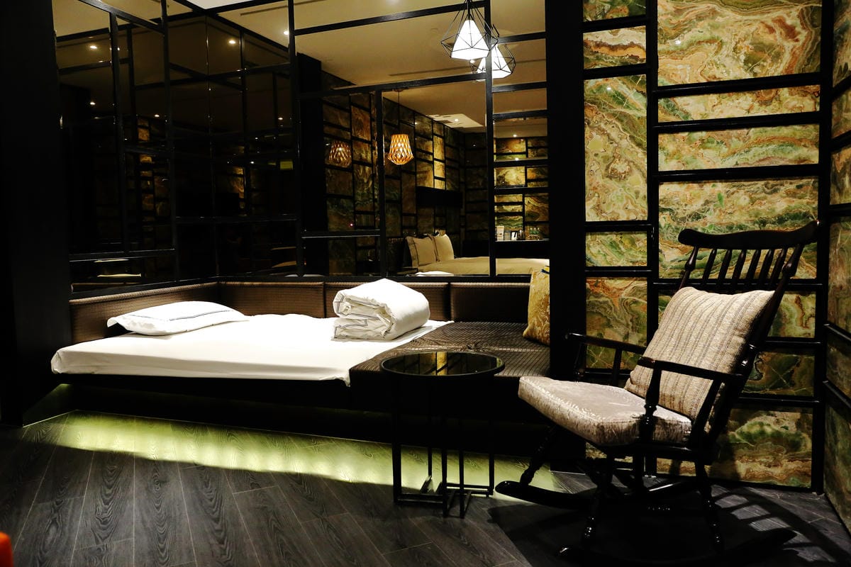 【宿。台中】芭蕾城市渡假旅店 VillaBallet～​台中住宿推薦。新穎時尚主題房型設計，宛如置身異國享受著異國的風情，趕快預約美好假期！