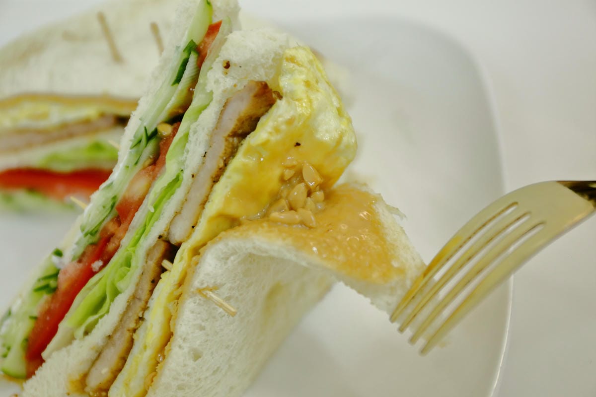 【食。三重】熊尬夯碳烤三明治早午餐～巷弄隱藏版早餐店。不同的故事、認真生活的態度，單親媽堅強撫養身心障礙兒子不喊苦，天然手作，充滿媽媽味道的餐點便宜又好吃