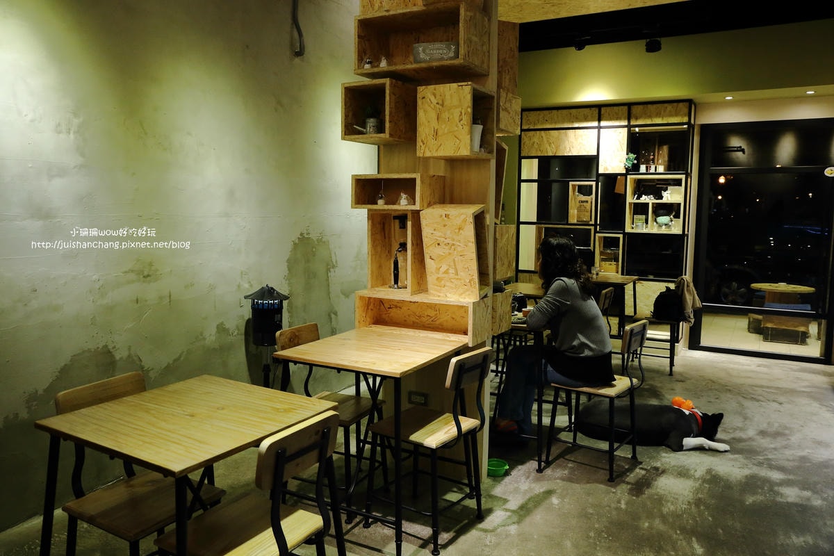 【食。永和】捲尾巴寵物友善餐廳X複合式小酒館有柴犬店長陪吃飯,萌指數破表!老闆手作創意料理,還有意想不到的限量菜色喔!