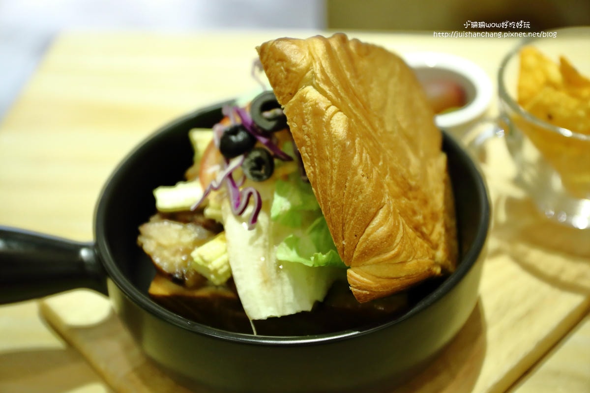 【食。永和】捲尾巴寵物友善餐廳X複合式小酒館有柴犬店長陪吃飯,萌指數破表!老闆手作創意料理,還有意想不到的限量菜色喔!