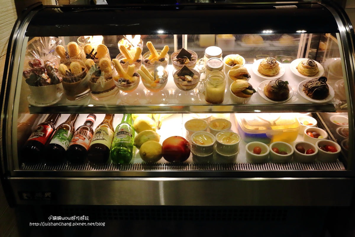 【食。永和】捲尾巴寵物友善餐廳X複合式小酒館有柴犬店長陪吃飯,萌指數破表!老闆手作創意料理,還有意想不到的限量菜色喔!