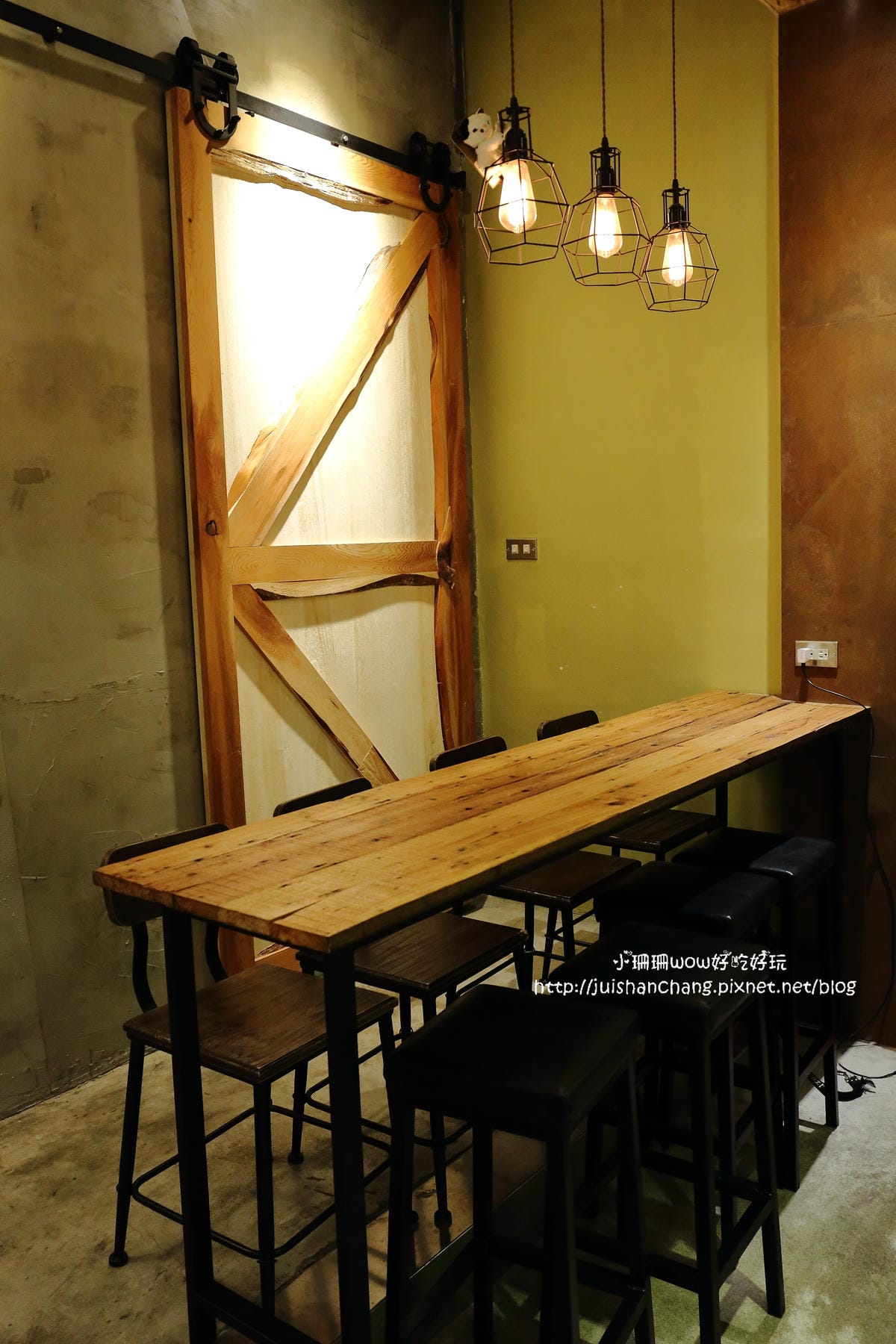 【食。永和】捲尾巴寵物友善餐廳X複合式小酒館～有柴犬店長陪吃飯，萌指數破表！老闆手作創意料理，還有意想不到的限量菜色喔！