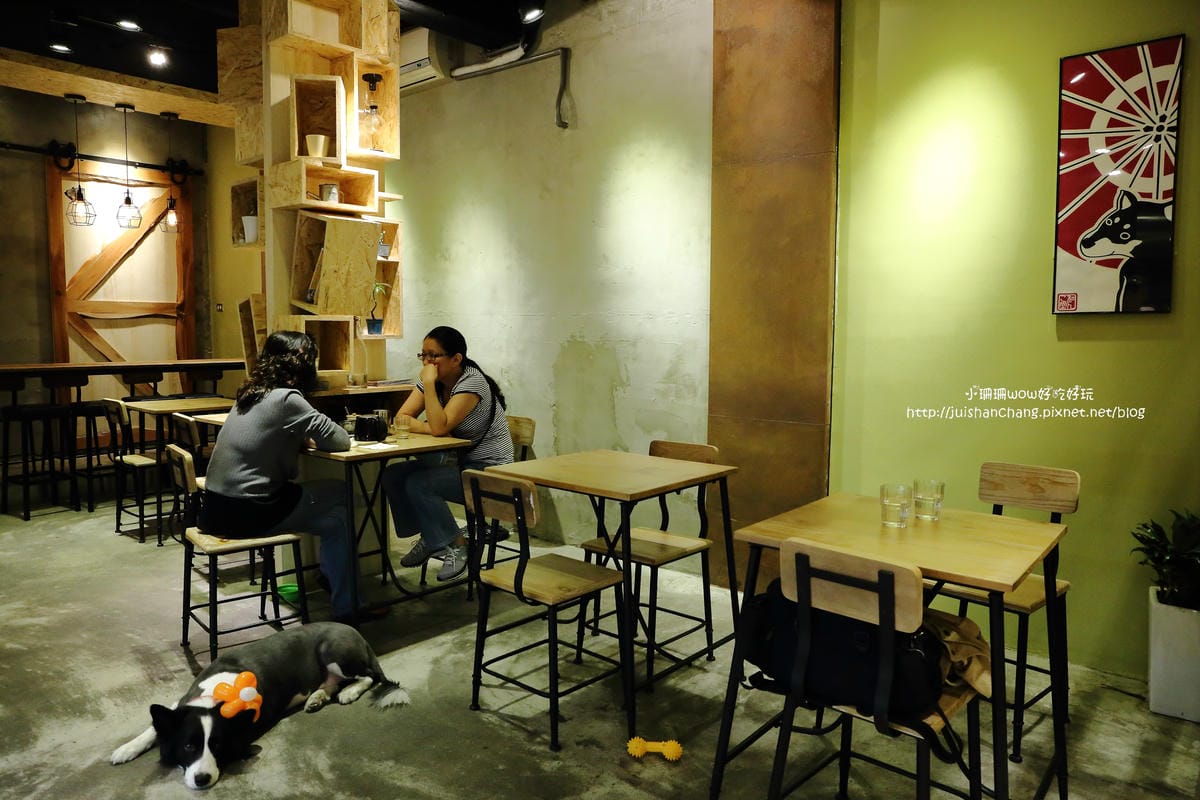 【食。永和】捲尾巴寵物友善餐廳X複合式小酒館～有柴犬店長陪吃飯，萌指數破表！老闆手作創意料理，還有意想不到的限量菜色喔！