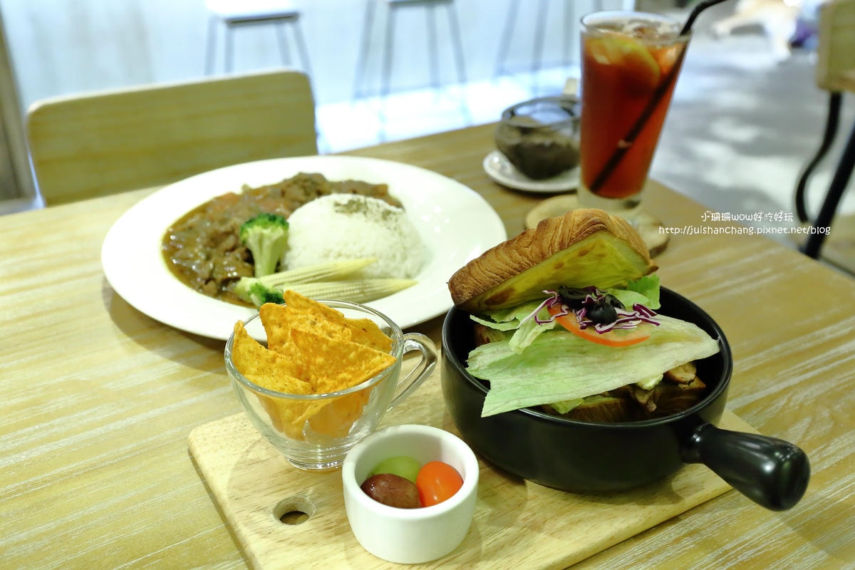 【食。永和】捲尾巴寵物友善餐廳X複合式小酒館有柴犬店長陪吃飯,萌指數破表!老闆手作創意料理,還有意想不到的限量菜色喔!