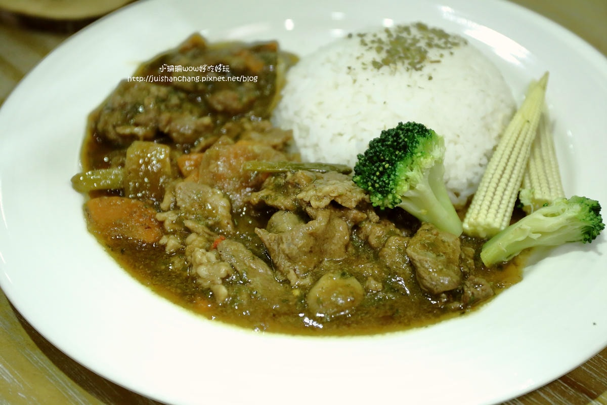 【食。永和】捲尾巴寵物友善餐廳X複合式小酒館有柴犬店長陪吃飯,萌指數破表!老闆手作創意料理,還有意想不到的限量菜色喔!