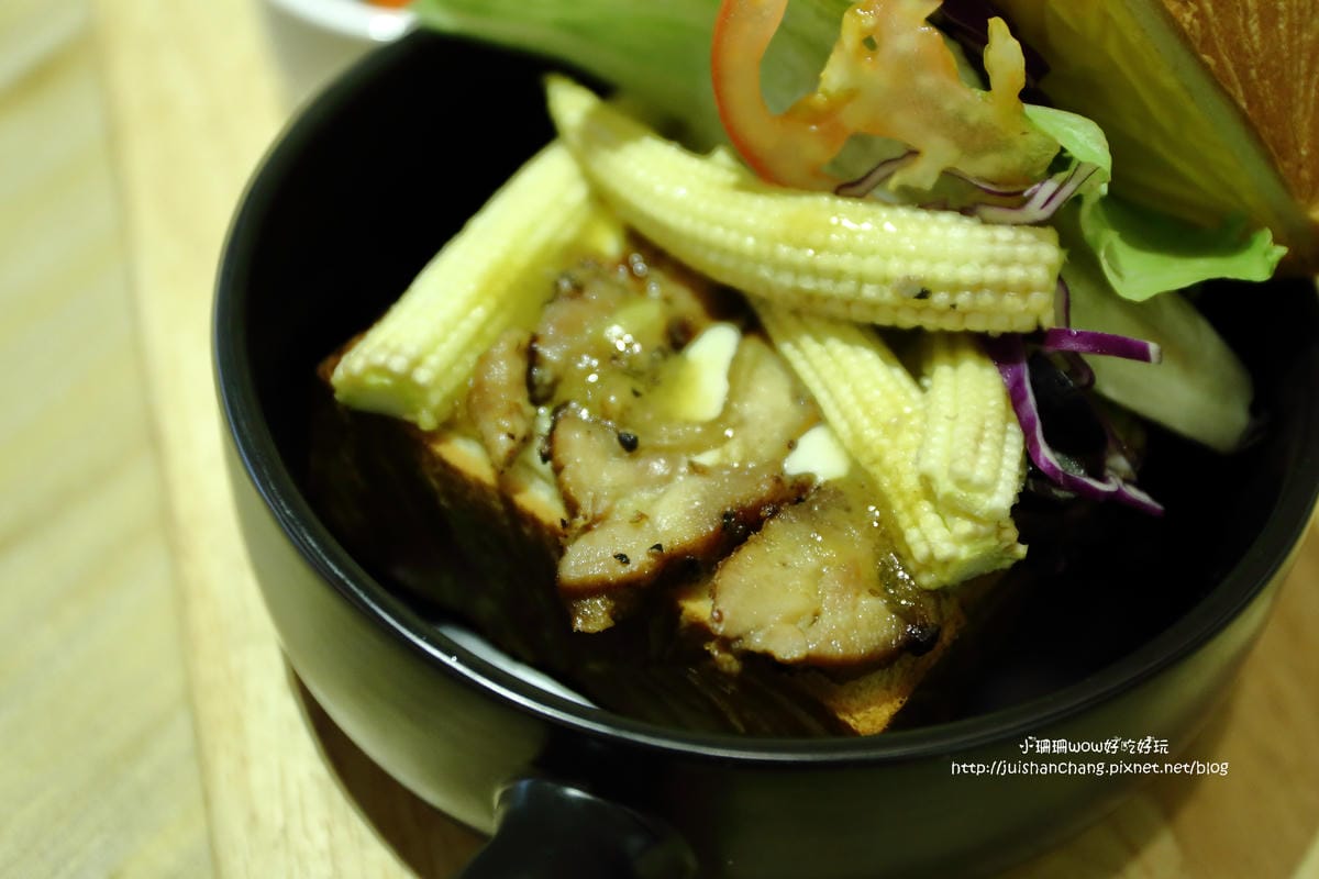【食。永和】捲尾巴寵物友善餐廳X複合式小酒館～有柴犬店長陪吃飯，萌指數破表！老闆手作創意料理，還有意想不到的限量菜色喔！