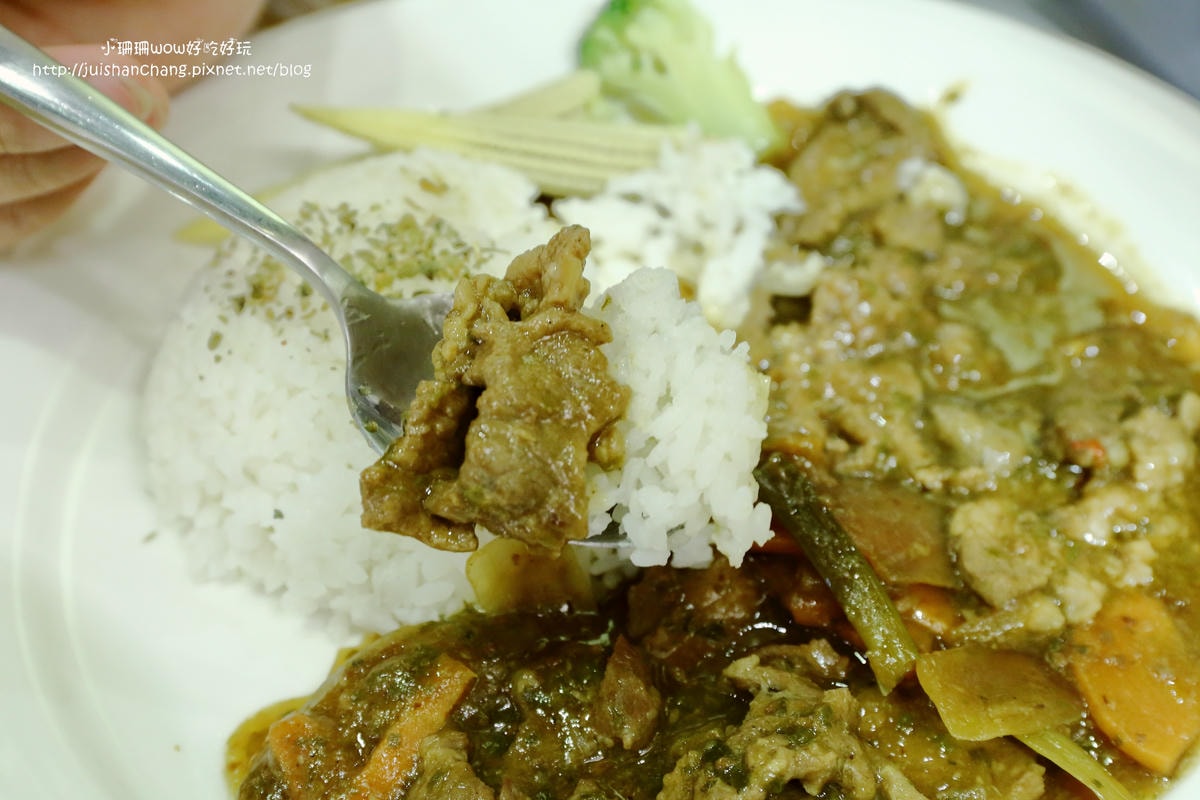 【食。永和】捲尾巴寵物友善餐廳X複合式小酒館有柴犬店長陪吃飯,萌指數破表!老闆手作創意料理,還有意想不到的限量菜色喔!