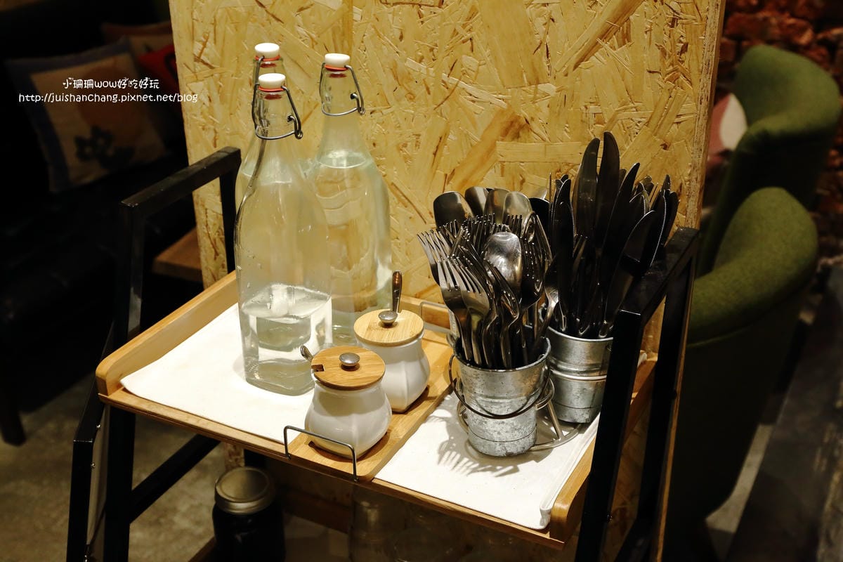 【食。永和】捲尾巴寵物友善餐廳X複合式小酒館～有柴犬店長陪吃飯，萌指數破表！老闆手作創意料理，還有意想不到的限量菜色喔！