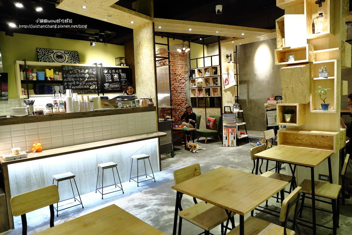 【食。永和】捲尾巴寵物友善餐廳X複合式小酒館～有柴犬店長陪吃飯，萌指數破表！老闆手作創意料理，還有意想不到的限量菜色喔！