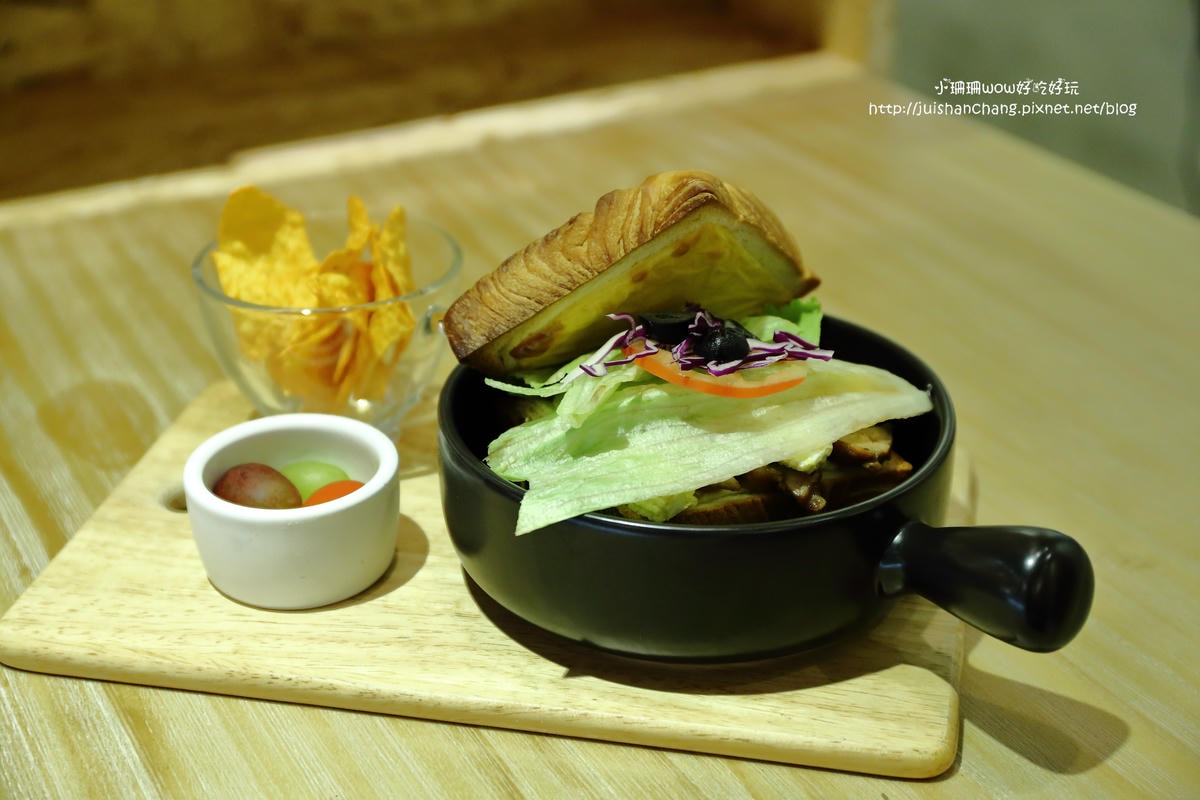 【食。永和】捲尾巴寵物友善餐廳X複合式小酒館有柴犬店長陪吃飯,萌指數破表!老闆手作創意料理,還有意想不到的限量菜色喔!