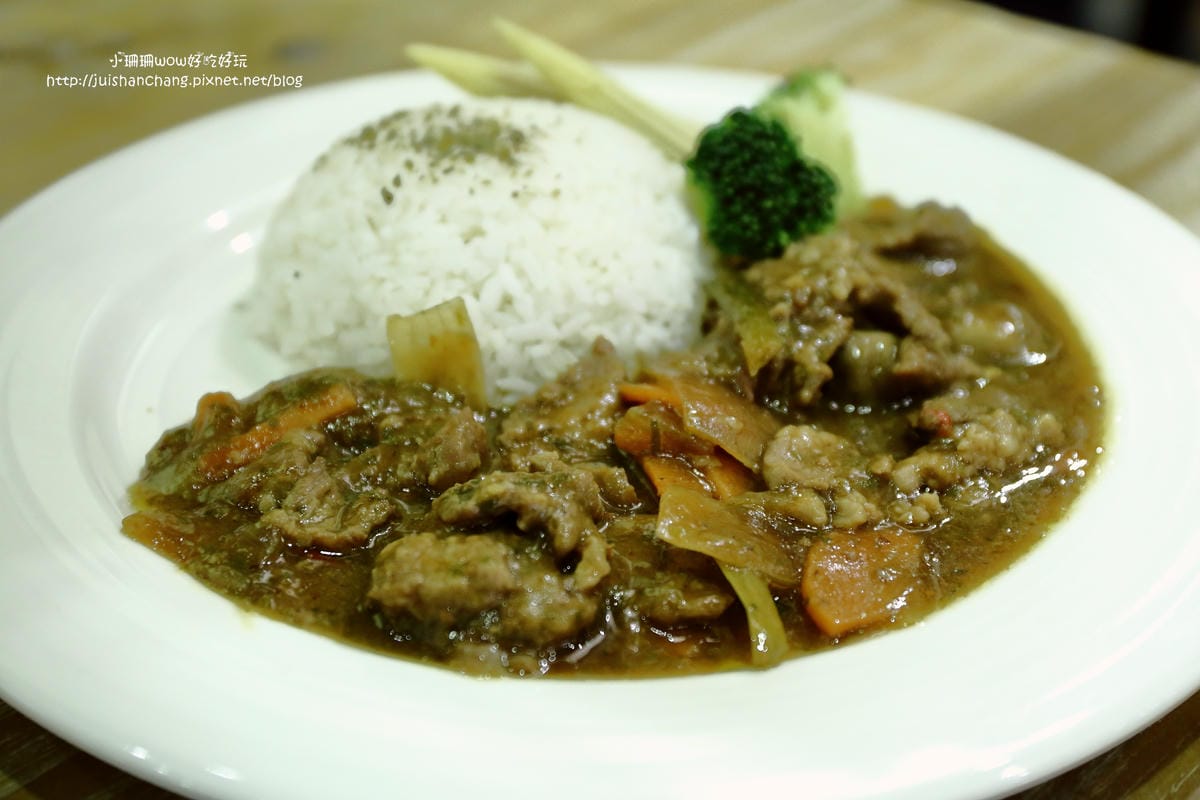 【食。永和】捲尾巴寵物友善餐廳X複合式小酒館～有柴犬店長陪吃飯，萌指數破表！老闆手作創意料理，還有意想不到的限量菜色喔！