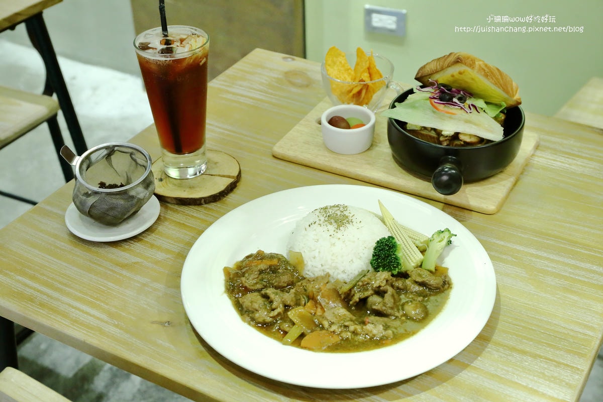 【食。永和】捲尾巴寵物友善餐廳X複合式小酒館有柴犬店長陪吃飯,萌指數破表!老闆手作創意料理,還有意想不到的限量菜色喔!