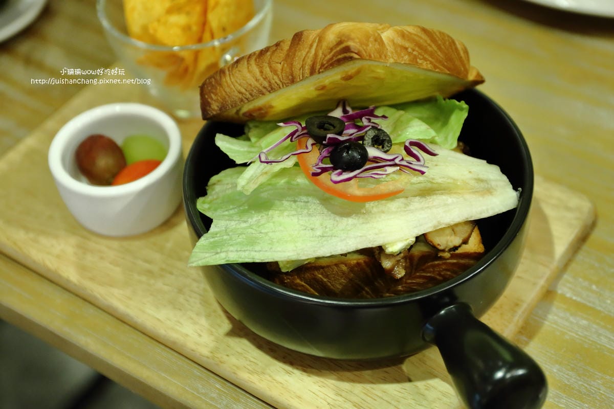 【食。永和】捲尾巴寵物友善餐廳X複合式小酒館～有柴犬店長陪吃飯，萌指數破表！老闆手作創意料理，還有意想不到的限量菜色喔！