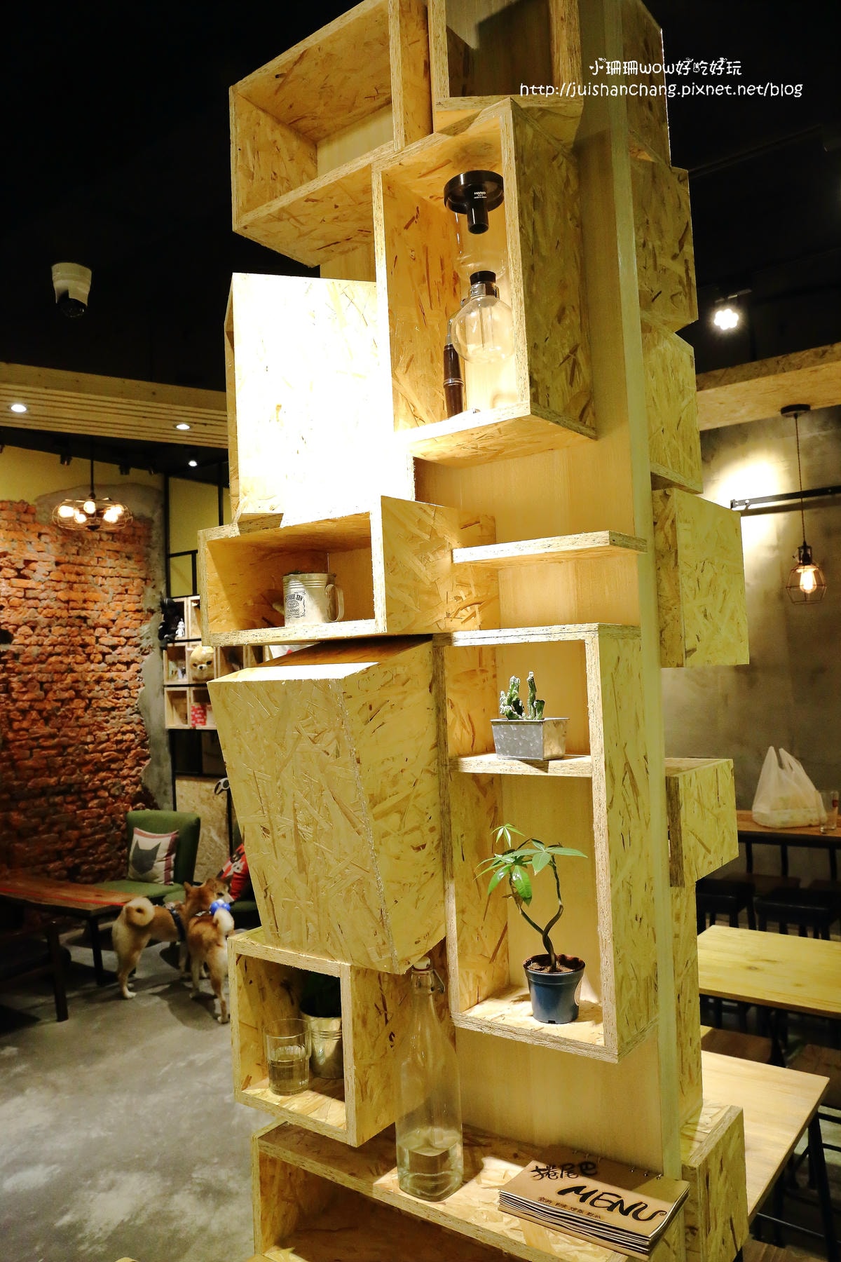 【食。永和】捲尾巴寵物友善餐廳X複合式小酒館有柴犬店長陪吃飯,萌指數破表!老闆手作創意料理,還有意想不到的限量菜色喔!