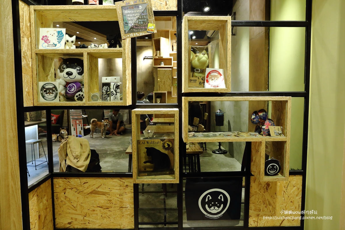 【食。永和】捲尾巴寵物友善餐廳X複合式小酒館有柴犬店長陪吃飯,萌指數破表!老闆手作創意料理,還有意想不到的限量菜色喔!