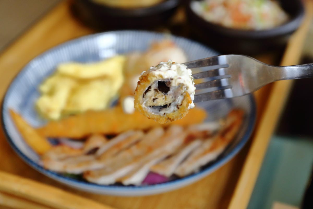 【食。板橋】1925 caf’e～新開幕早午餐。這不是機車行？復古風偉士牌機車餐廳，重返50年前的風光～