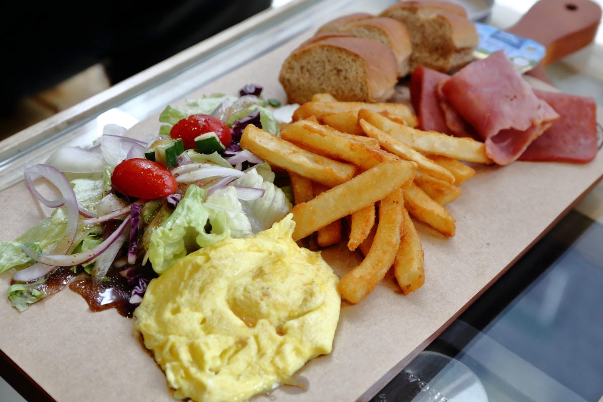 【食。板橋】1925 caf’e～新開幕早午餐。這不是機車行？復古風偉士牌機車餐廳，重返50年前的風光～