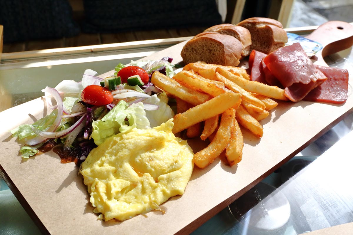 【食。板橋】1925 caf’e～新開幕早午餐。這不是機車行？復古風偉士牌機車餐廳，重返50年前的風光～