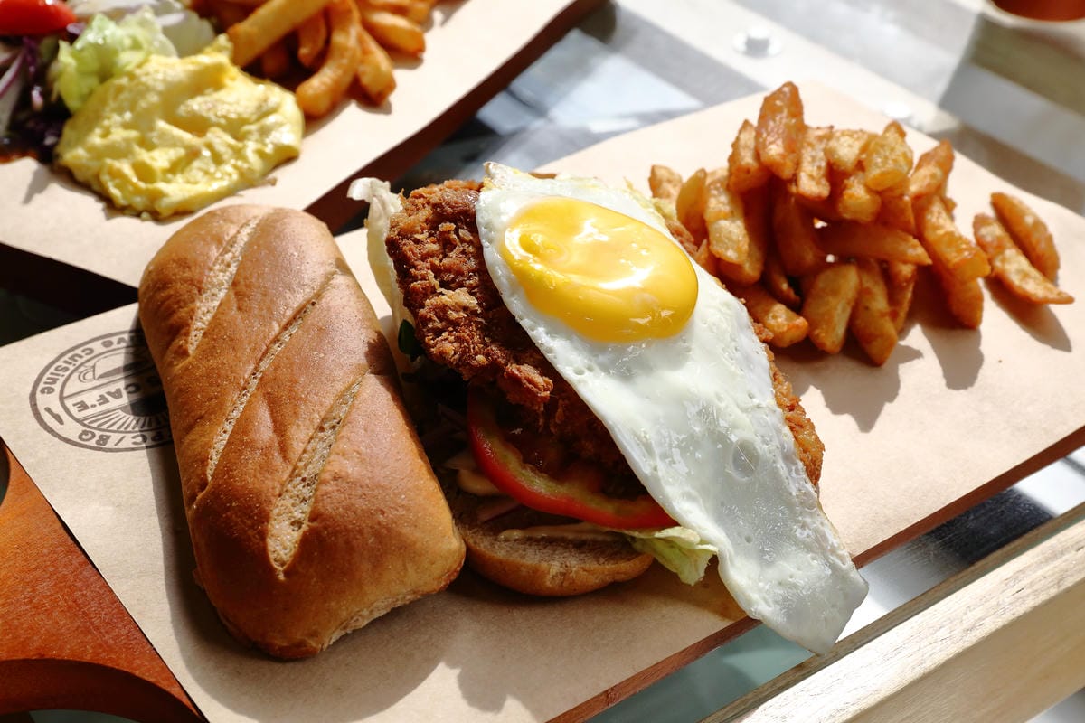 【食。板橋】1925 caf’e～新開幕早午餐。這不是機車行？復古風偉士牌機車餐廳，重返50年前的風光～