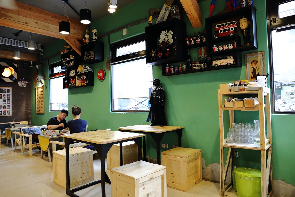 【食。板橋】1925 caf’e新開幕早午餐。這不是機車行?復古風偉士牌機車餐廳,重返50年前的風光