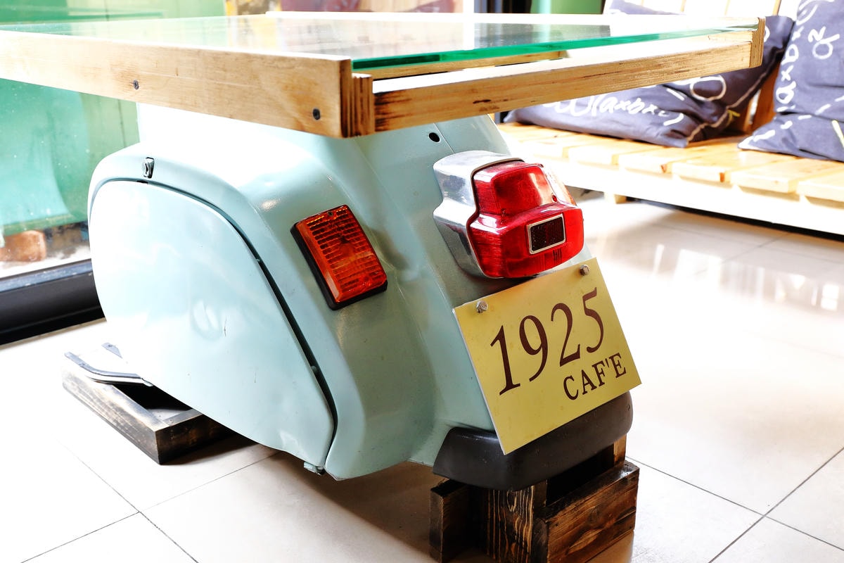 【食。板橋】1925 caf’e新開幕早午餐。這不是機車行?復古風偉士牌機車餐廳,重返50年前的風光