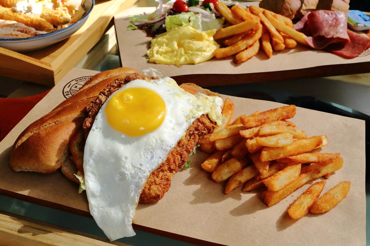 【食。板橋】1925 caf’e～新開幕早午餐。這不是機車行？復古風偉士牌機車餐廳，重返50年前的風光～