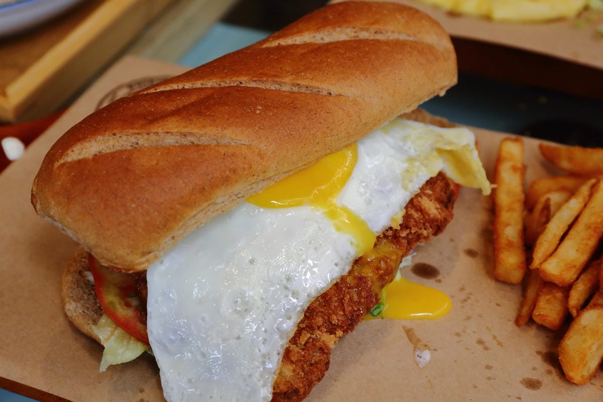 【食。板橋】1925 caf’e～新開幕早午餐。這不是機車行？復古風偉士牌機車餐廳，重返50年前的風光～