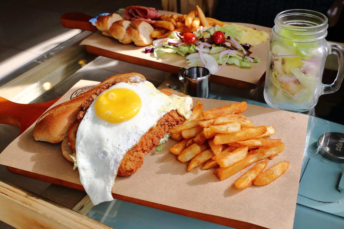 【食。板橋】1925 caf’e～新開幕早午餐。這不是機車行？復古風偉士牌機車餐廳，重返50年前的風光～