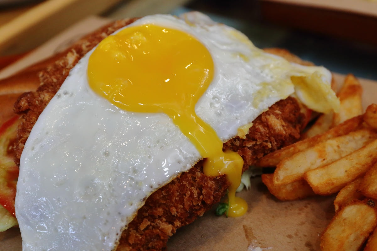 【食。板橋】1925 caf’e新開幕早午餐。這不是機車行?復古風偉士牌機車餐廳,重返50年前的風光