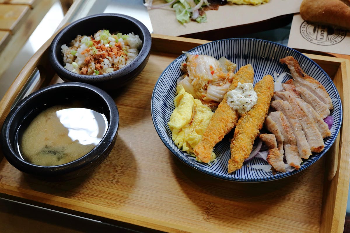 【食。板橋】1925 caf’e～新開幕早午餐。這不是機車行？復古風偉士牌機車餐廳，重返50年前的風光～