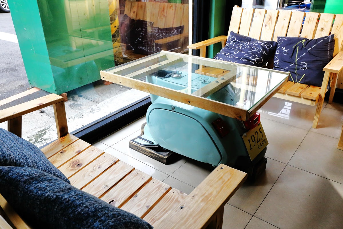 【食。板橋】1925 caf’e新開幕早午餐。這不是機車行?復古風偉士牌機車餐廳,重返50年前的風光