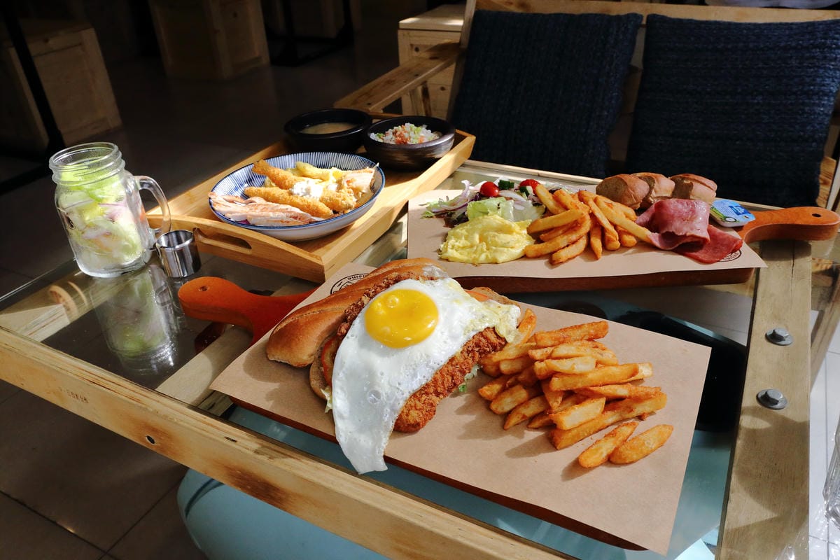 【食。板橋】1925 caf’e～新開幕早午餐。這不是機車行？復古風偉士牌機車餐廳，重返50年前的風光～