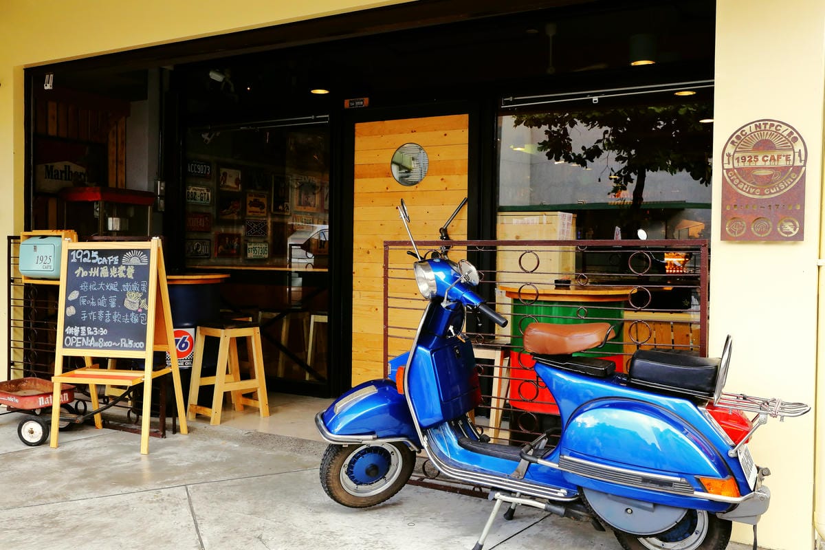 【食。板橋】1925 caf’e～新開幕早午餐。這不是機車行？復古風偉士牌機車餐廳，重返50年前的風光～