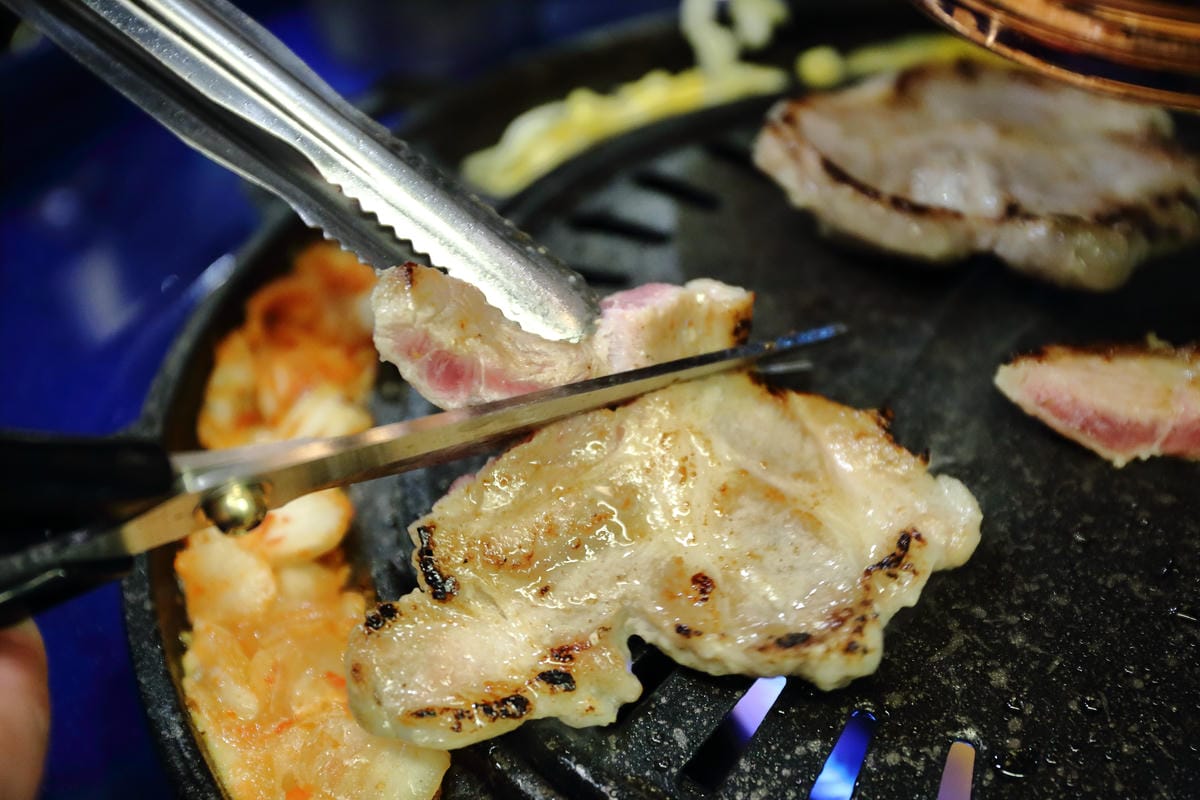 【食。中壢】Stand up韓道立燒 中壢店～韓式烤肉新開幕！只有鐵桶、只能站著吃的烤肉店！(已歇業)