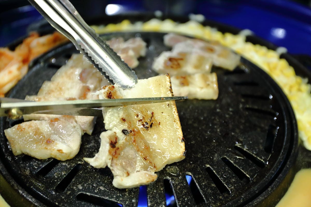 【食。中壢】Stand up韓道立燒 中壢店～韓式烤肉新開幕！只有鐵桶、只能站著吃的烤肉店！(已歇業)